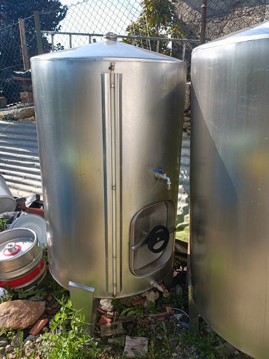 Cubas em inox para armazenamento de vinho, 750 e 1000 litros
750 litrros180€
1000 litros 200€
