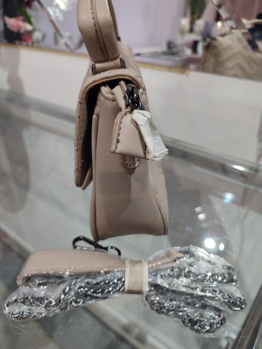 Mała zgrabna torebka ciemny beż