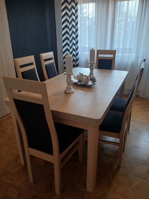 Stół z krzesłami