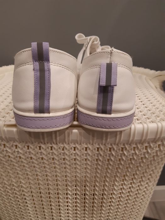 Białe lekkie trampki