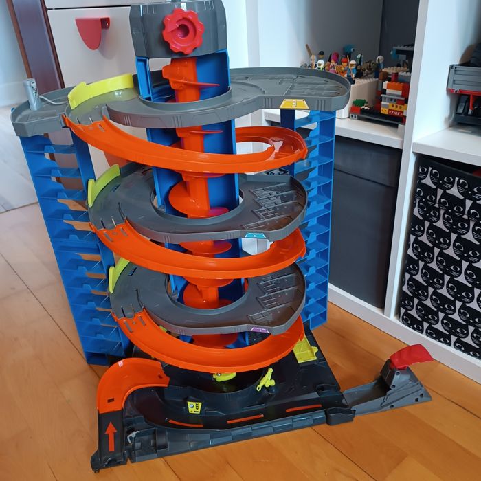 HOT WHEELS City zakręcony garaż