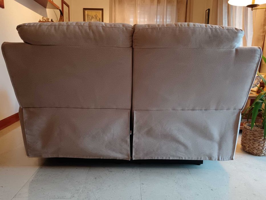 Conjunto sofás com avanço pernas