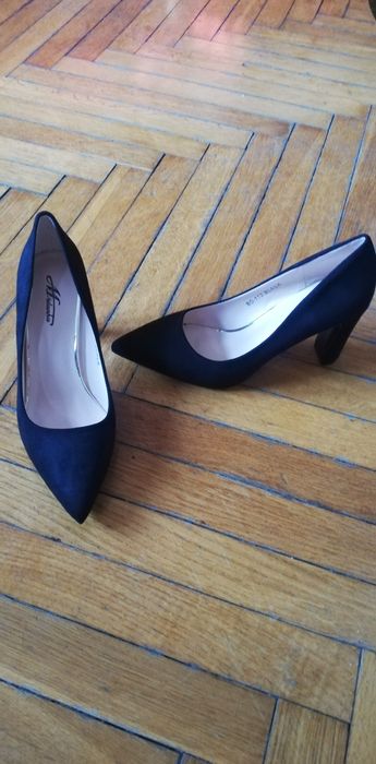 Czarne buty na obcasie