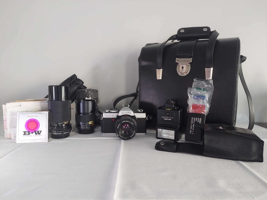 Minolta XG2 + 3 objetivas, flash e mala de couro