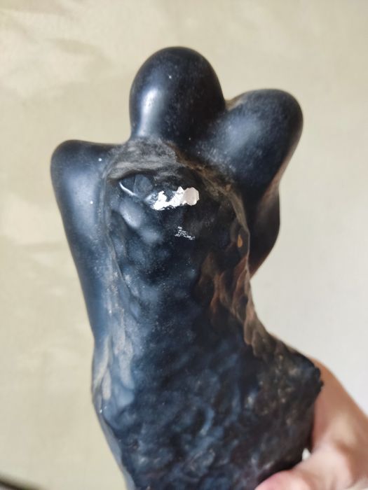 Estatueta em gesso em preto casal nu abraçado