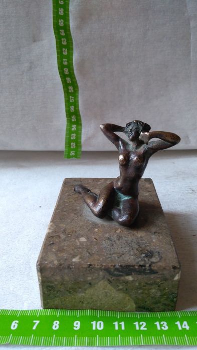 Figurka , akt kobiety z brązu zamienię