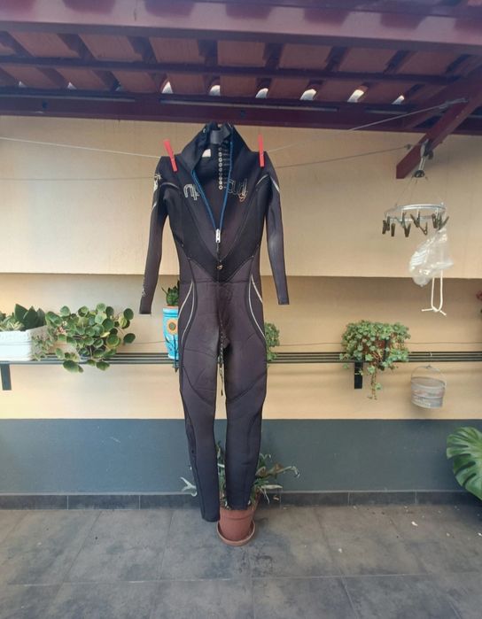 Fato de surf/mergulho tamanho 14 em bom estado