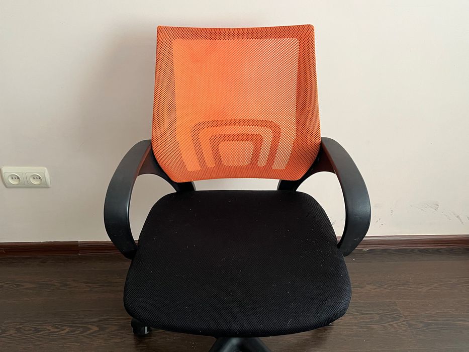 Офісне крісло AMF