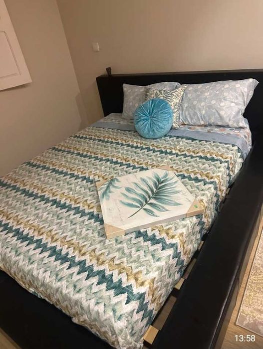 Cama em pele preta