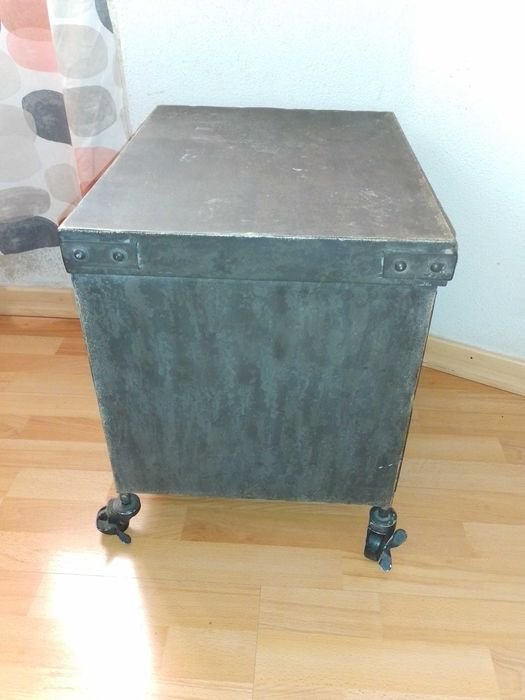 Móvel Rústico de Metal com Duas Gavetas