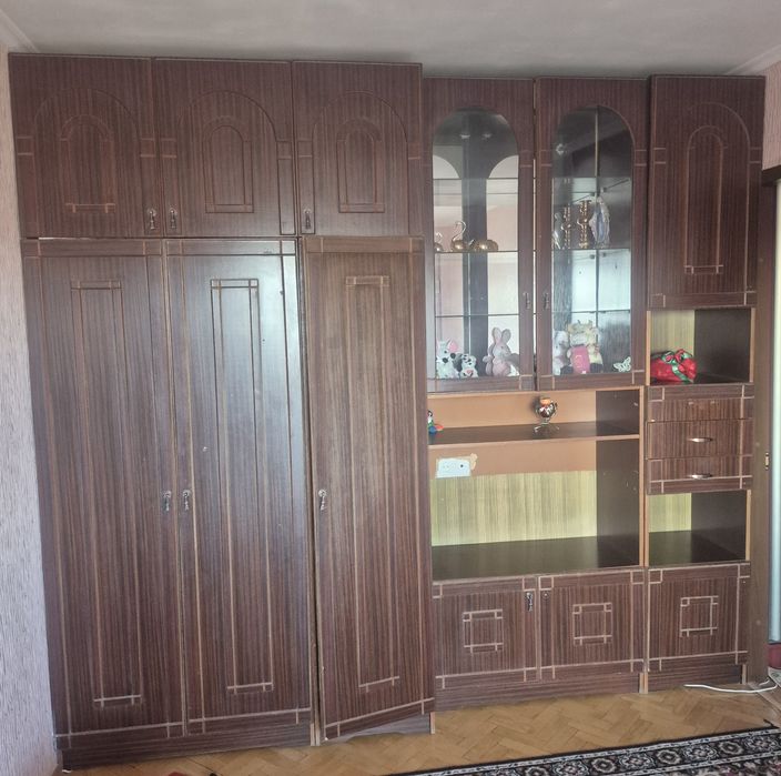 Меблева стінка в вітальню