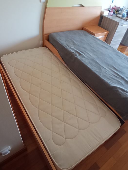 Cama + Mesa de cabeceira com 2 colchões