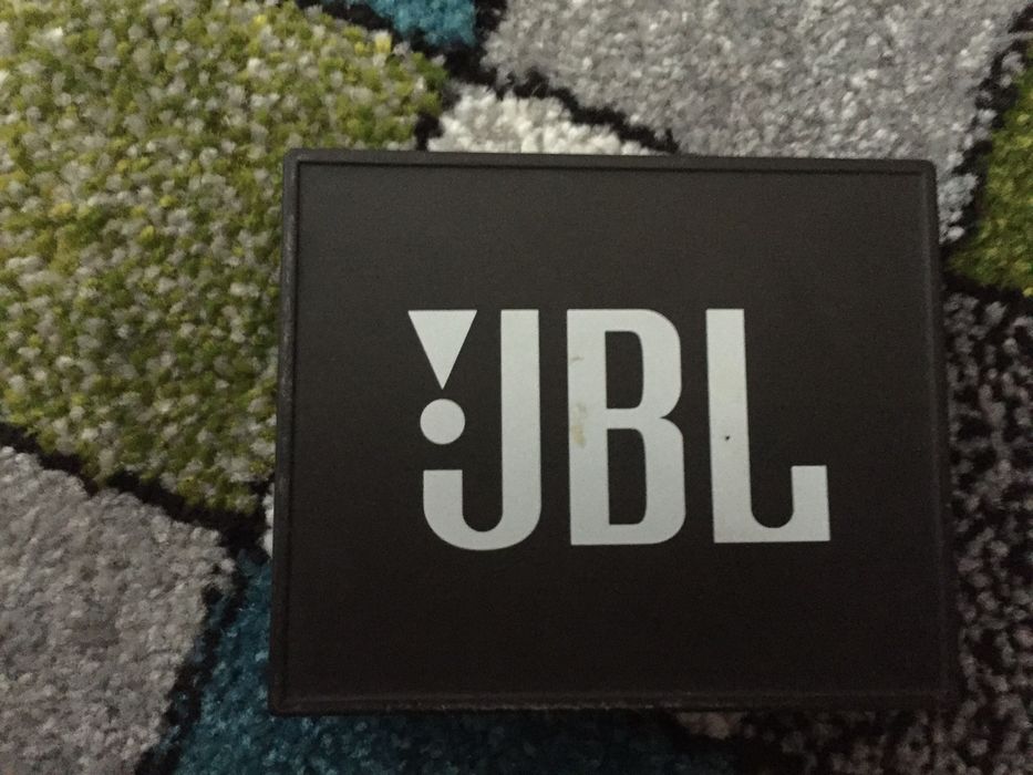 колонка jbl go  есть потертости