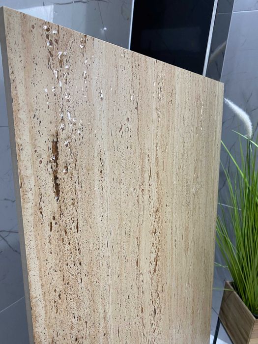 Gres trawertyn beż 120x60 – mat z połyskiem w żłobieniach, jak kamień