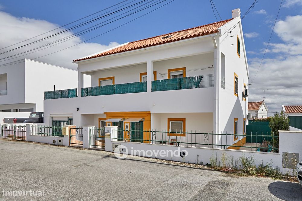 Andar de Moradia T2, com pátio generoso e garagem, em Évora