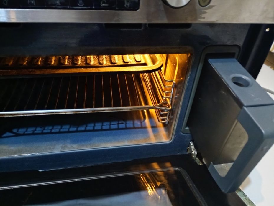 Продам духовку на кухню