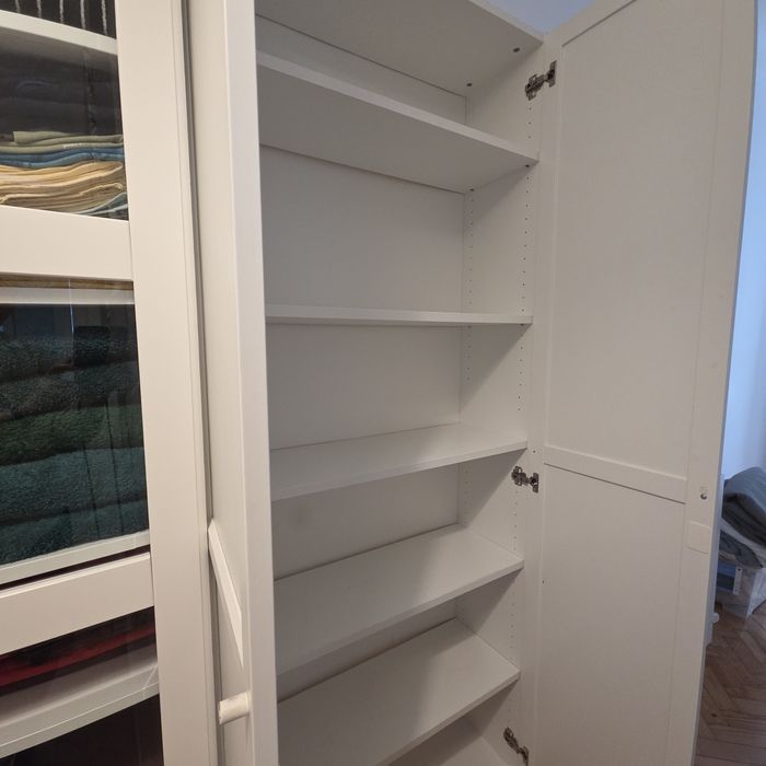 Estante/ armario branco com portas Ikea