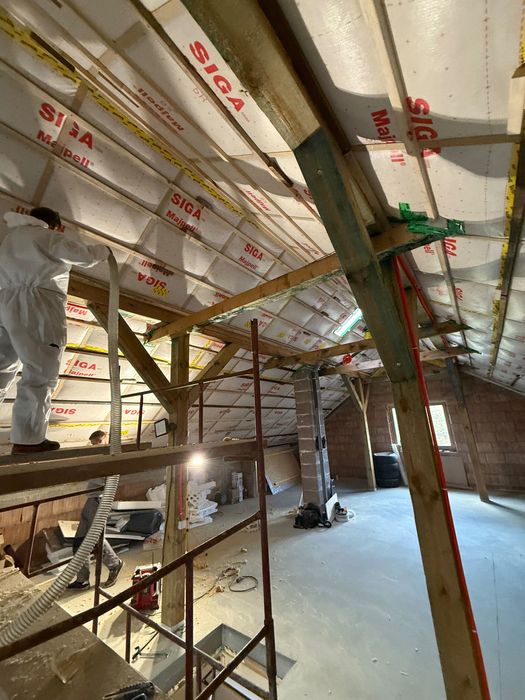 Izolacja wdmuchiwana, celuloza, włókno drzewne, wełna szklana