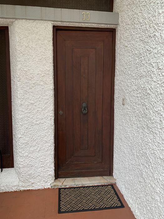 Porta da rua de madeira maciça e batente