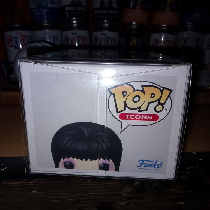 Funko pop soda Elvira diamond glitter