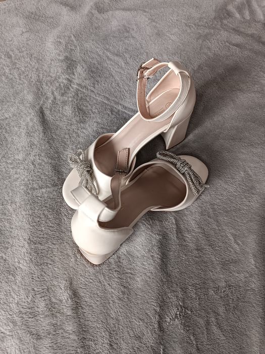 Бежеві босоніжки