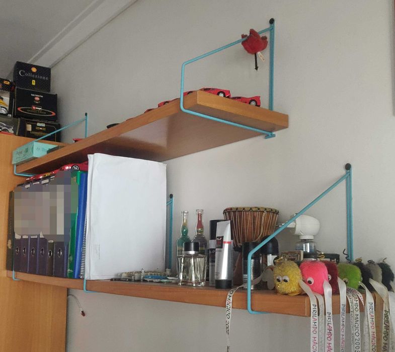 Secretária com Prateleiras e Arrumação