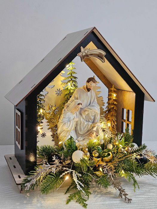 Szopka Bożonarodzeniowa z Figurką Świętej Rodziny Stajenka stroik