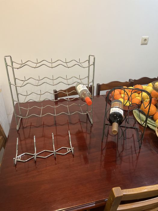 2 garrafeiras , 1 artigo pendurar panos