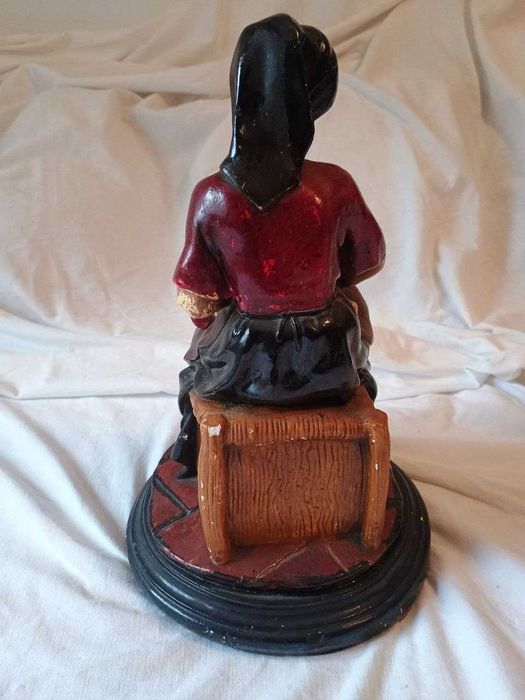 Estatueta de mãe a amamentar bebé