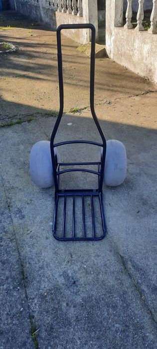 Carrinho de transporte na areia