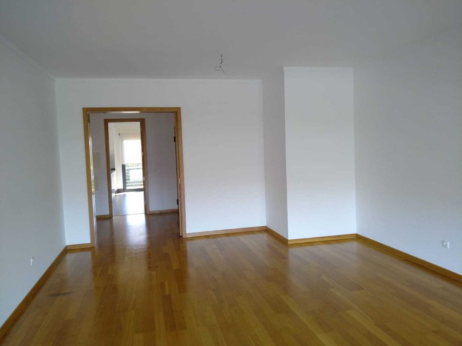 Arrenda-se apartamento T2 junto ao campo futebol de  Tires