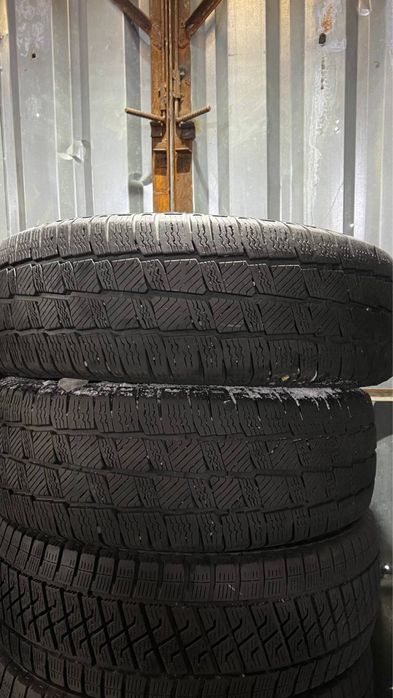 Пара зимової гуми 225/65/16с