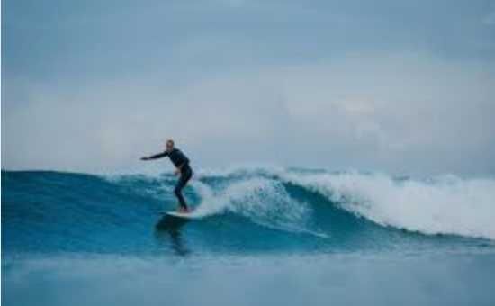 Prancha Surf NSP com 5 quilhas e 3 Skates com trabalho original!