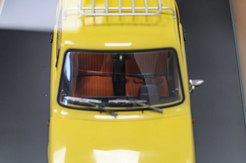 Model DEAGOSTINI Fiat 126p + przyczepa Niewiadów SKALA 1:8 + gablotka