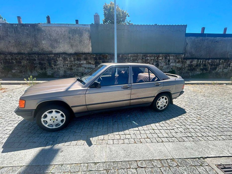 Mercedes-Benz 190D 2.5 W201 com teto de abrir elétrico
