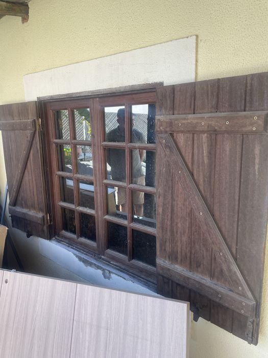 Vendo quatro janelas com portadas em madeira