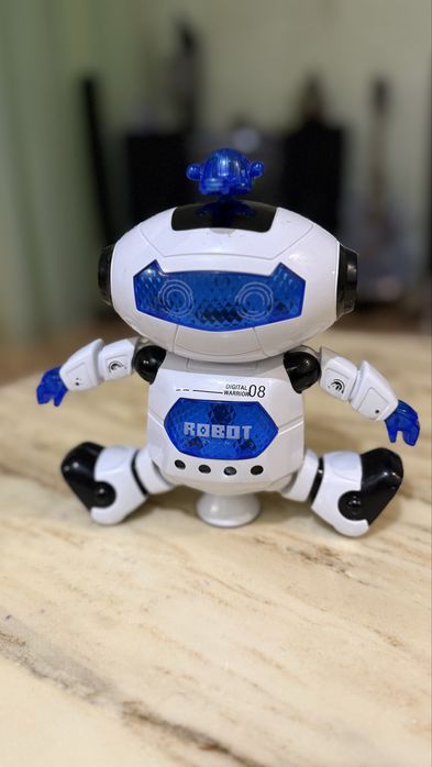 Танцюючий Робот зі світловими ефектами і музикою