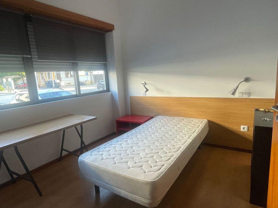 Quarto com instalação sanitária privativa