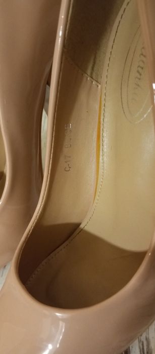 Beżowe buty na obcasie/słupku