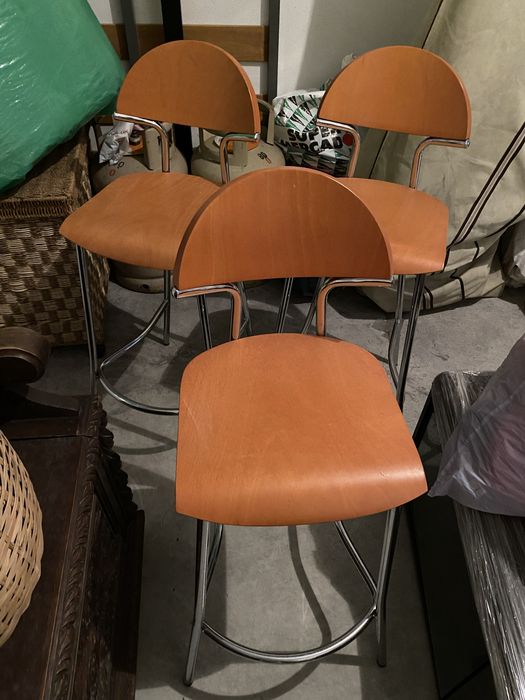 Bancos em madeira e metal