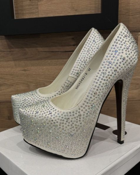 Białe szpilki platformy cyrkonie opalizujące