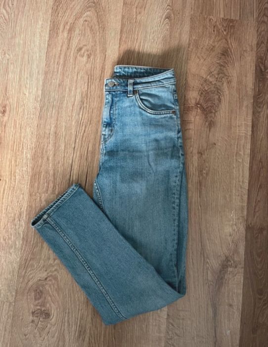 Spodnie jeansy z wysokim stanem proste dżinsy weekday