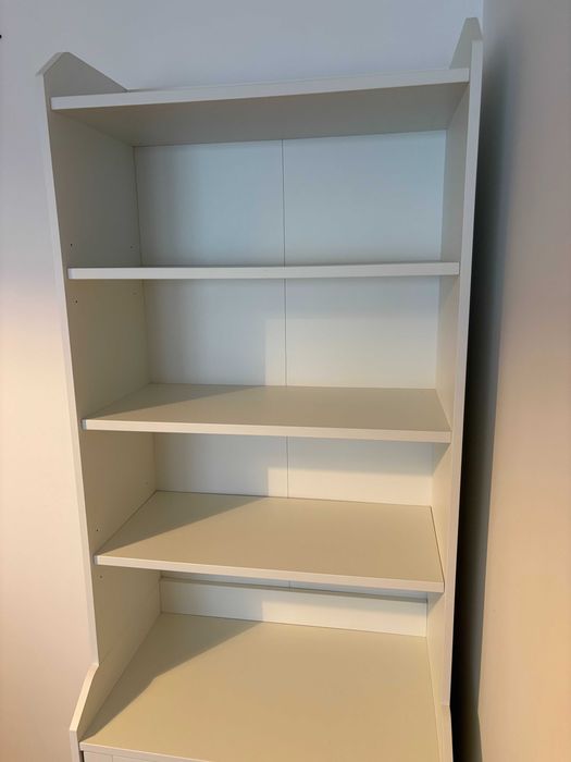 Estante branca com portas e prateleiras - IKEA HAUGA