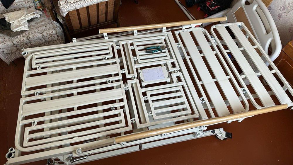 Ліжко медичне з туалетом та боковим поворотом