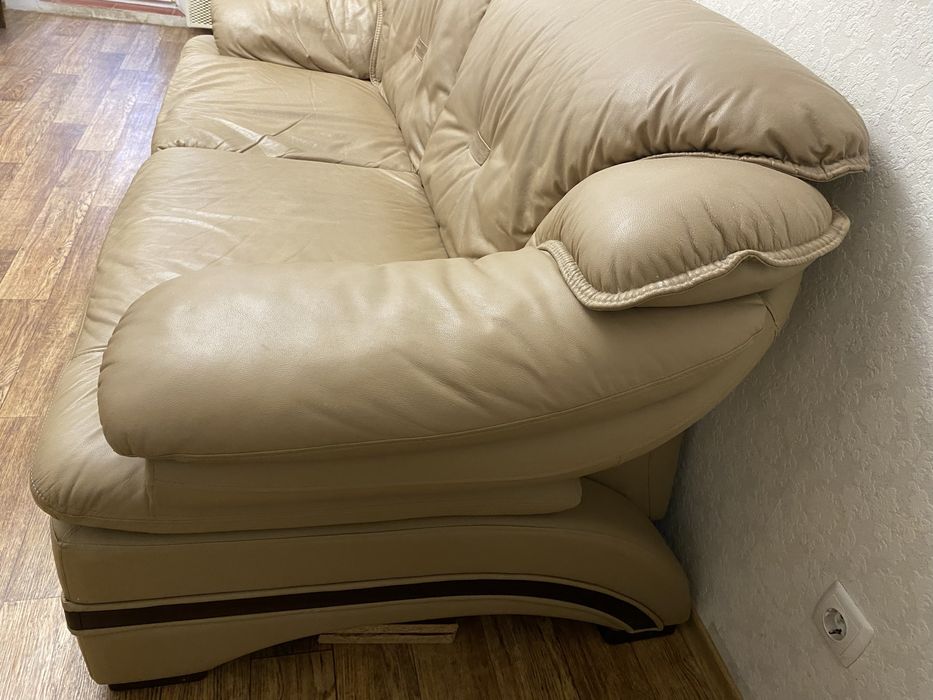 Кожанный диван и два кресла