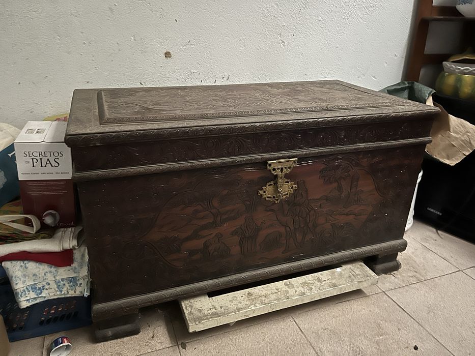 Baú antigo oriental em madeira com Cena Pastoral