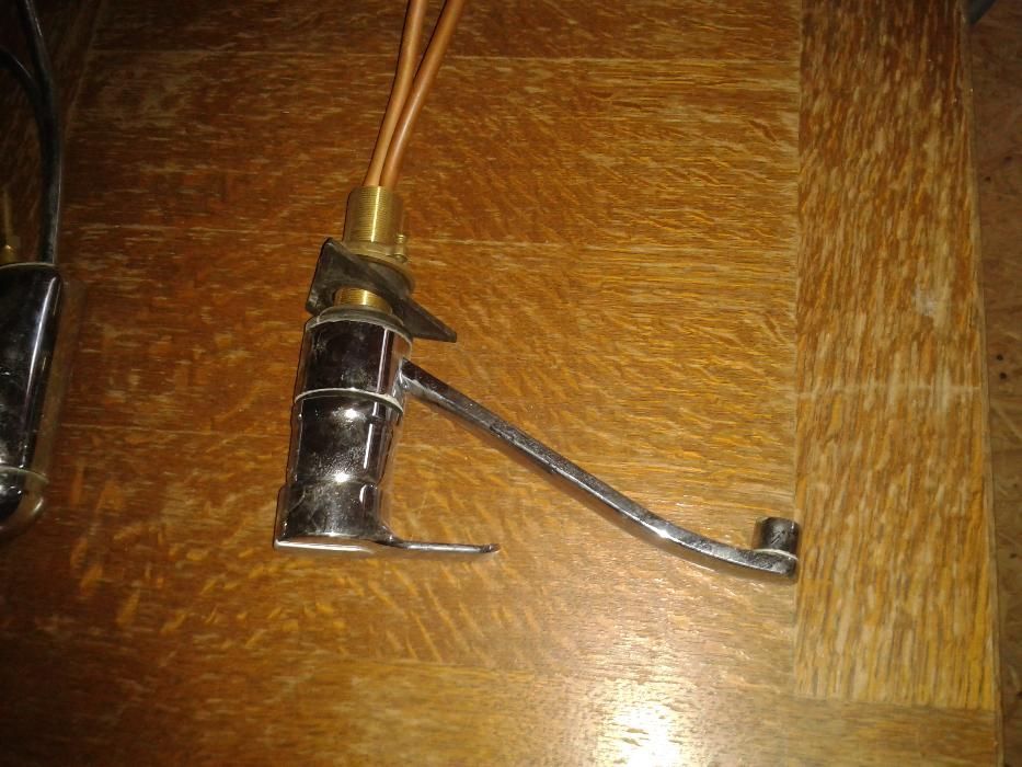 Bateria umywalkowa firmy Groche z wężykami