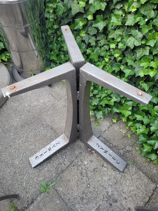 Nogą stołu ogrodowego stalowa