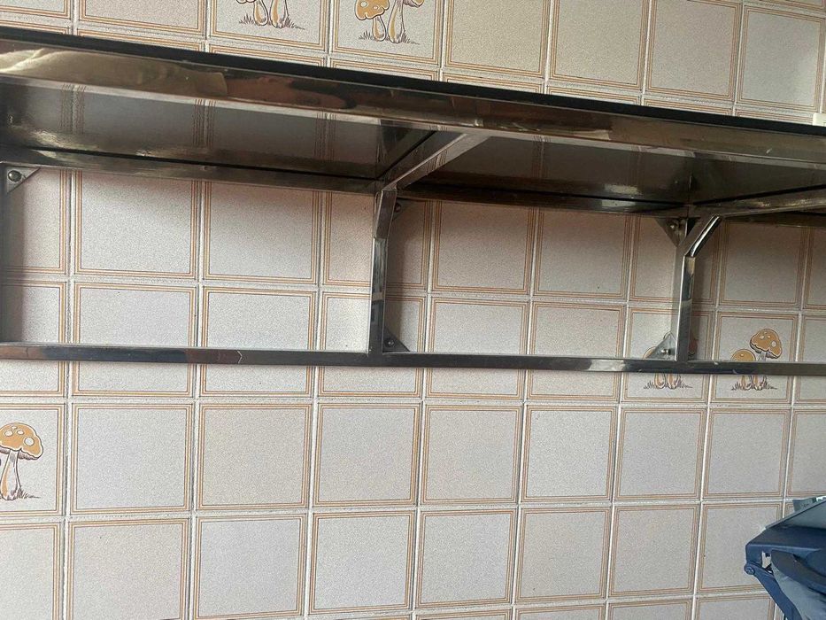 Bancada de parede em vidro e inox