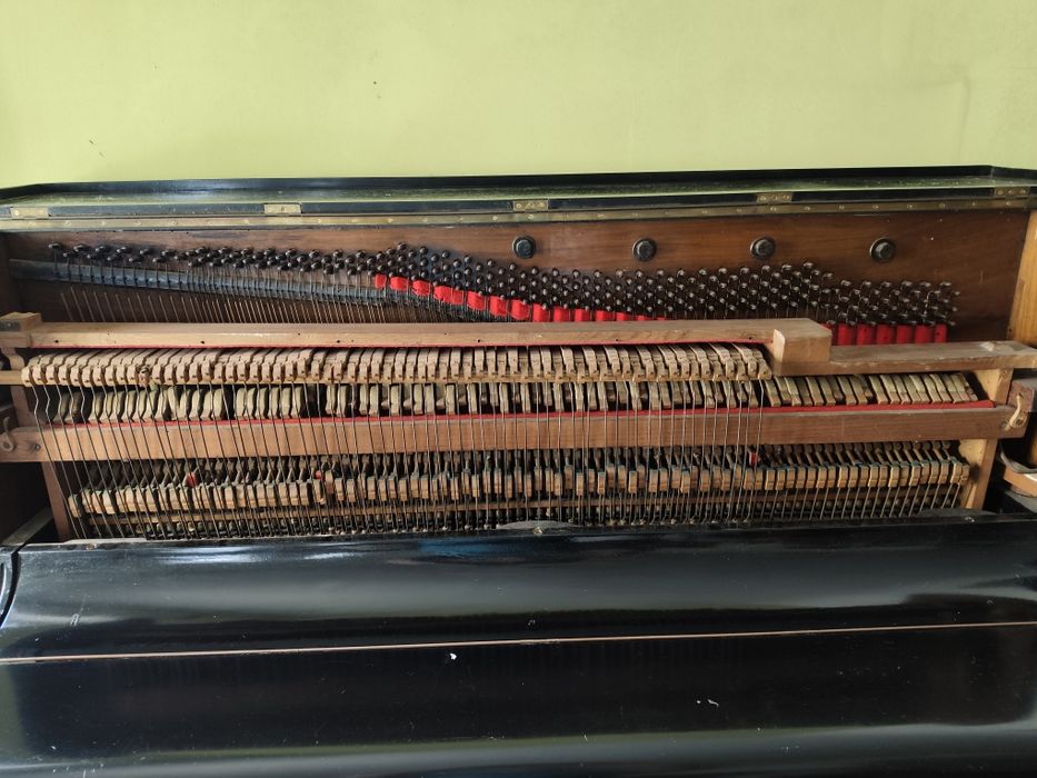 Piano vertical preto